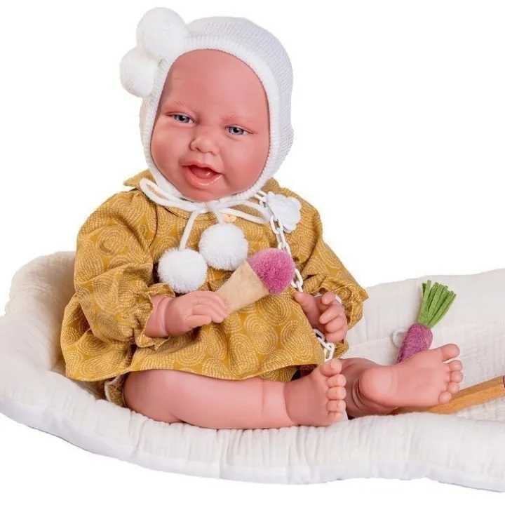 Poupée Antonio Juan 42 cm - Nouveau-né Carla moutarde avec son berceau de jeu