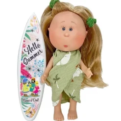 Poupée Nines d'Onil 23 cm - Little Mia summer avec des cheveux blonds et un paréo