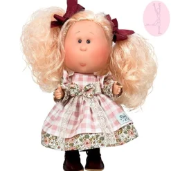 Poupée Nines d'Onil 30 cm - Mia ARTICULÉE - avec des cheveux roses et une robe à carreaux