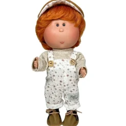 Poupée Nines d'Onil 30 cm - Mio avec cheveux orange avec chasuble et bonnet imprimés